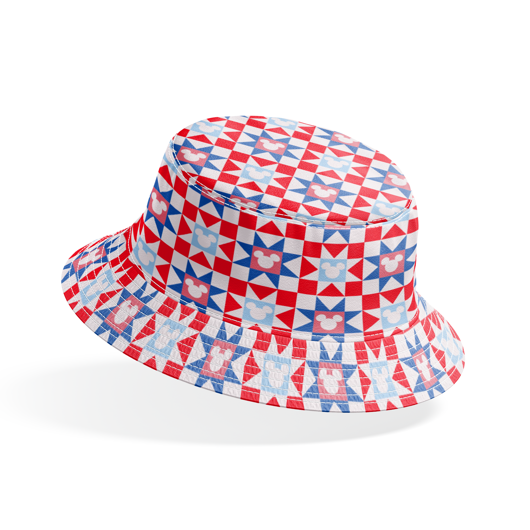 Un patrón de colcha con estrellas en rojo, blanco y azul, con siluetas de Mickey Mouse en el centro de cada estrella. bucket hat mockup