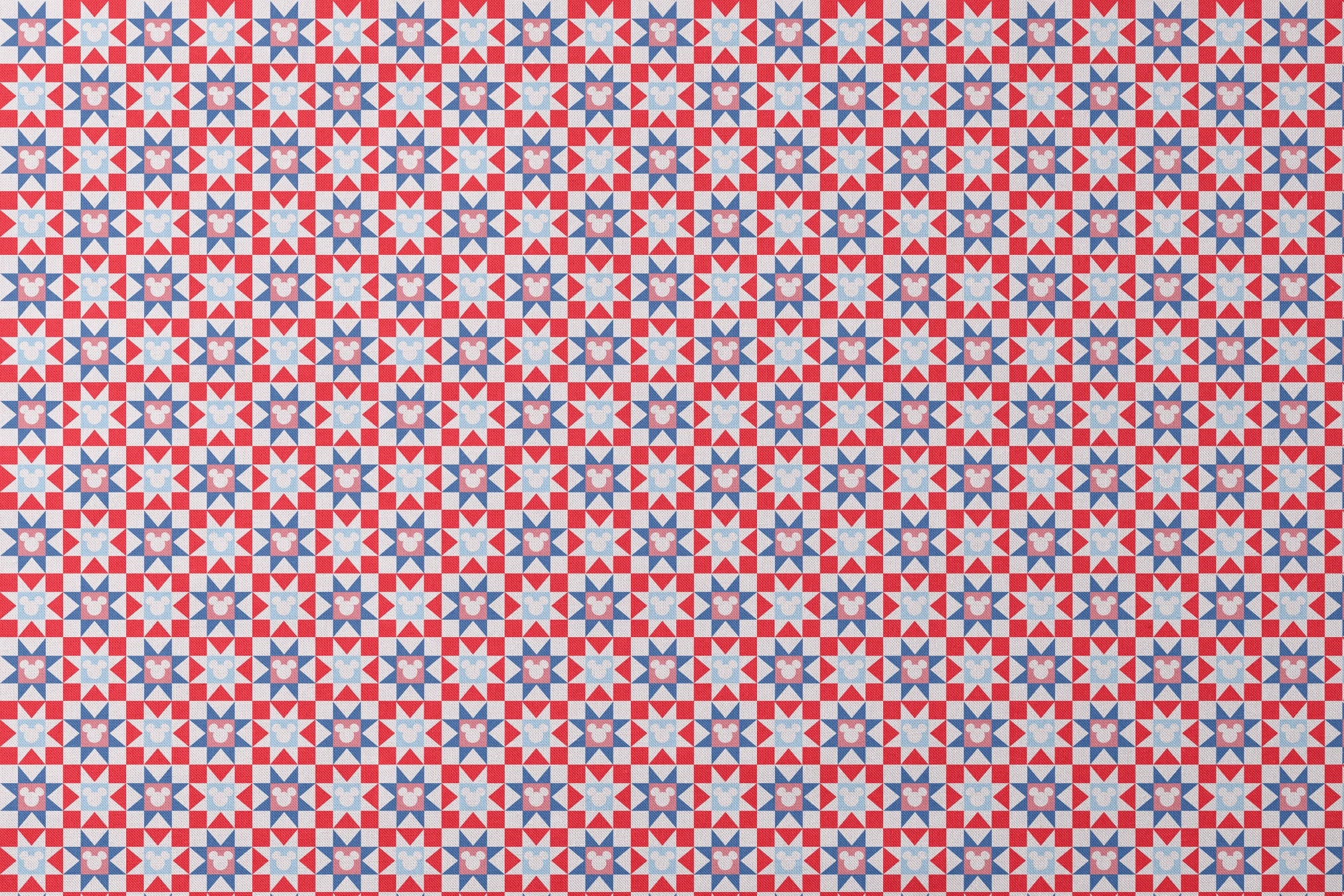 Un patrón de colcha con estrellas en rojo, blanco y azul, con siluetas de Mickey Mouse en el centro de cada estrella. designs flat mockup