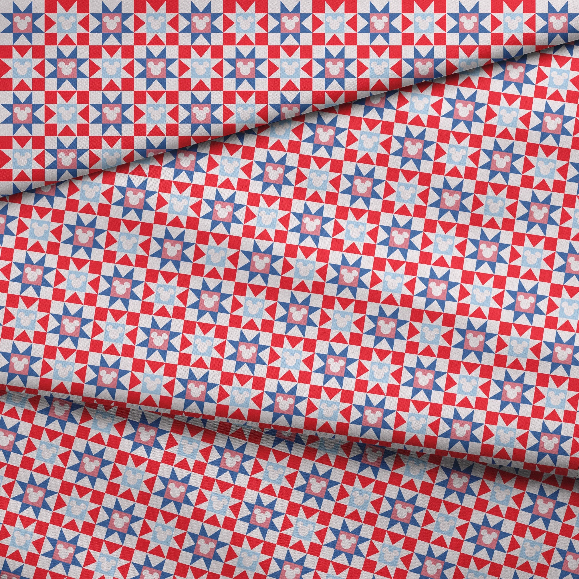 Un patrón de colcha con estrellas en rojo, blanco y azul, con siluetas de Mickey Mouse en el centro de cada estrella. fabric fold mockup