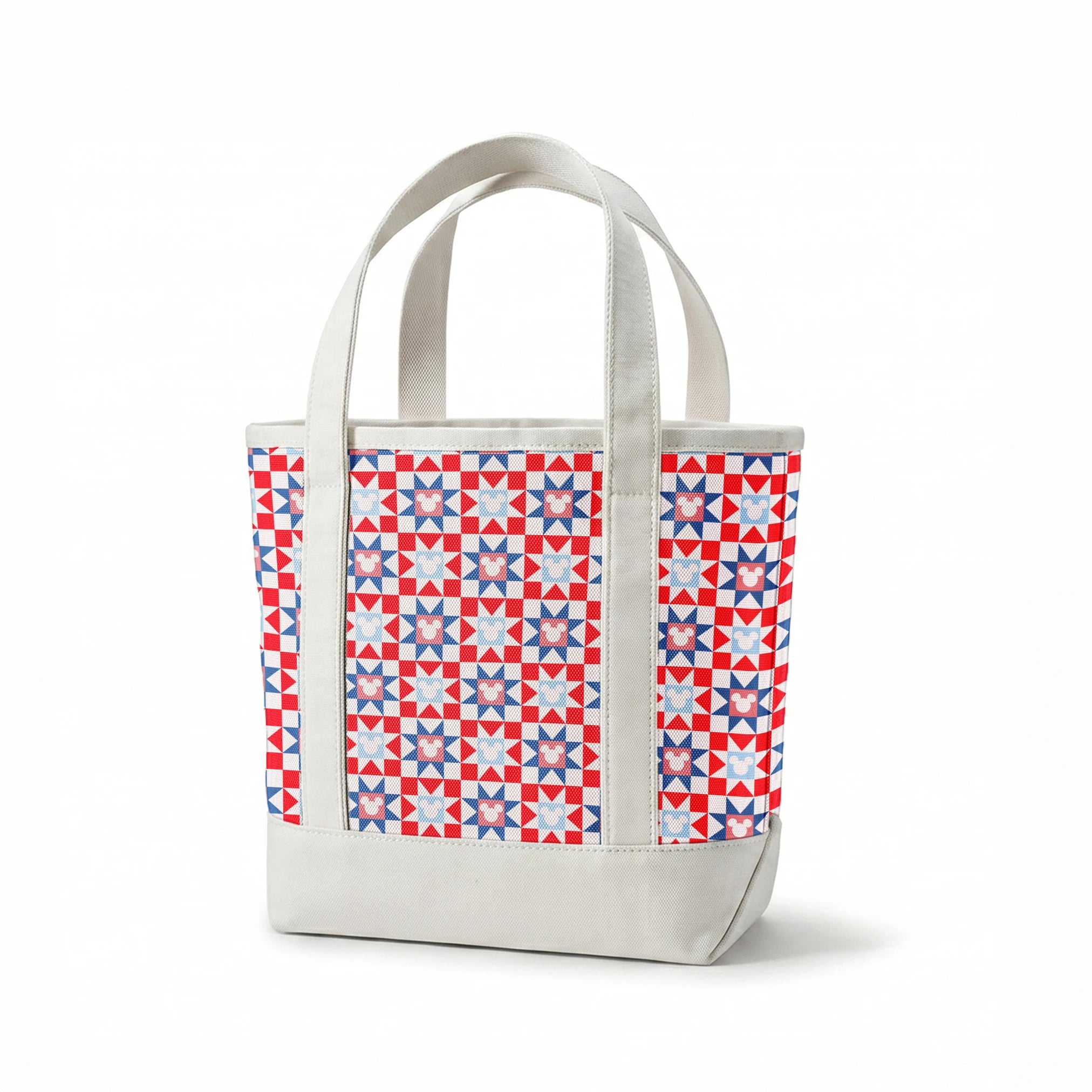 Un patrón de colcha con estrellas en rojo, blanco y azul, con siluetas de Mickey Mouse en el centro de cada estrella. springs canvastote mockup