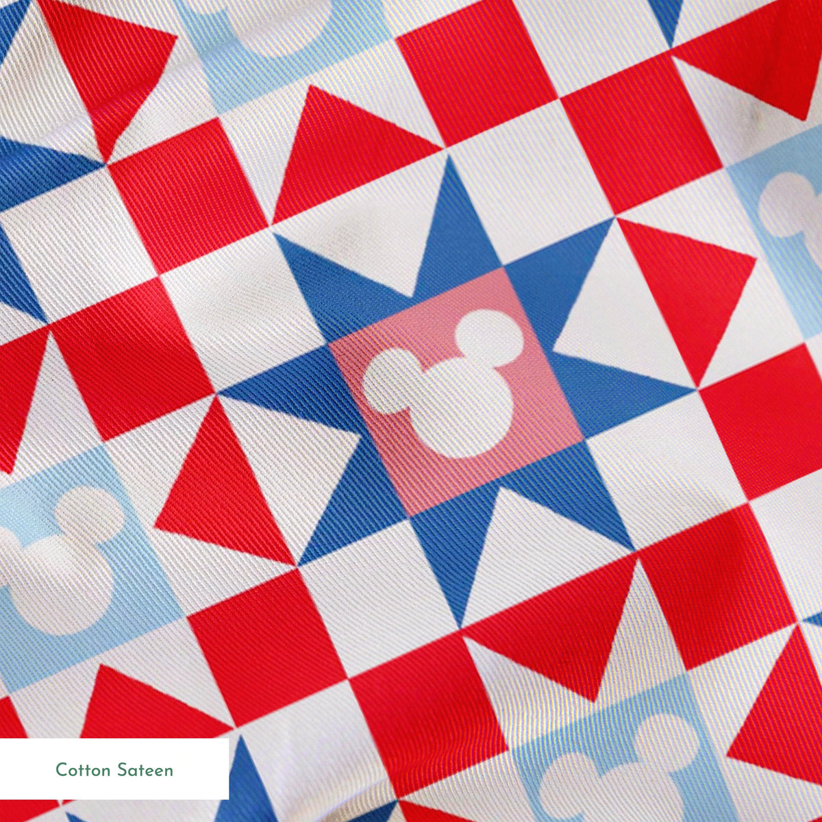 Un patrón de colcha con estrellas en rojo, blanco y azul, con siluetas de Mickey Mouse en el centro de cada estrella. springs sateen texture